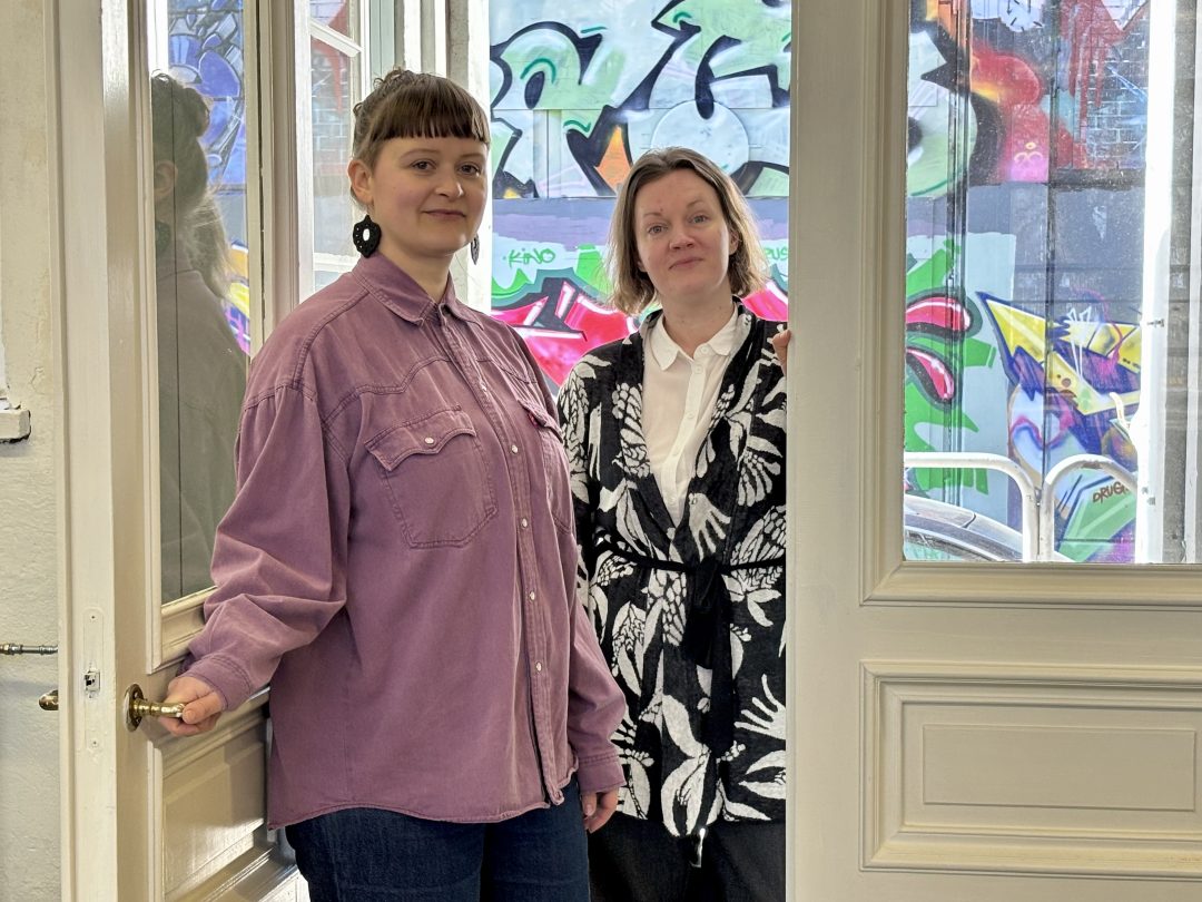 Anni Jokinen ja Noora Honkanen Katutason kaupan ovella