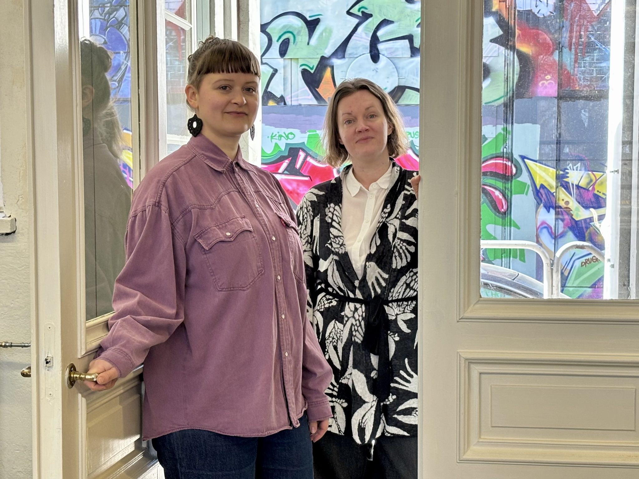 Anni Jokinen ja Noora Honkanen Katutason kaupan ovella